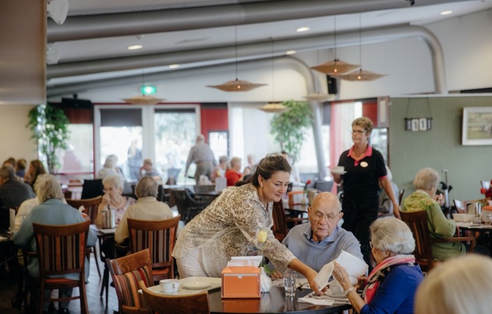 Vrijwilliger Dekt De Tafel