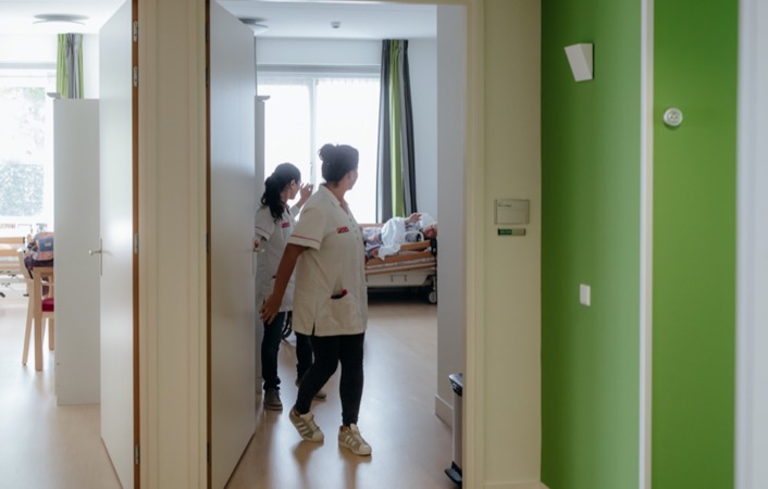 GRMN Medewerkers Lopen Uit De Kamer