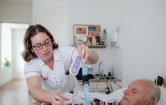 Grmnmedewerker En Meneer Op Bed