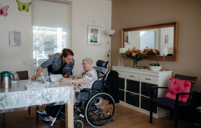Verpleegkundigemet Client Aan Tafel