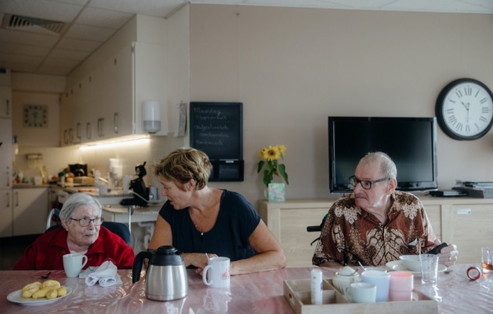 Werken Bij Silverein Aan Tafel Met Twee Clienten En Verzorgende